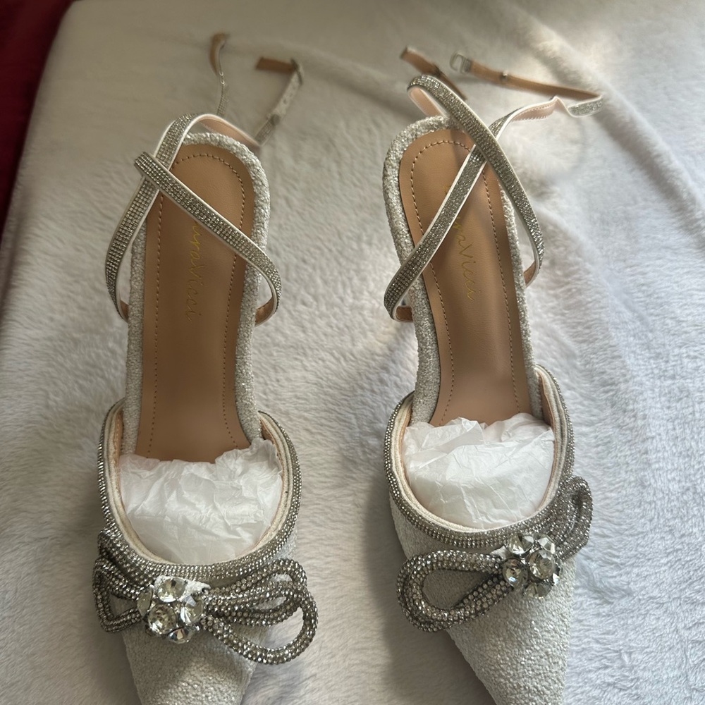 Elegant White Women's Shoes with Rhinestone Bow